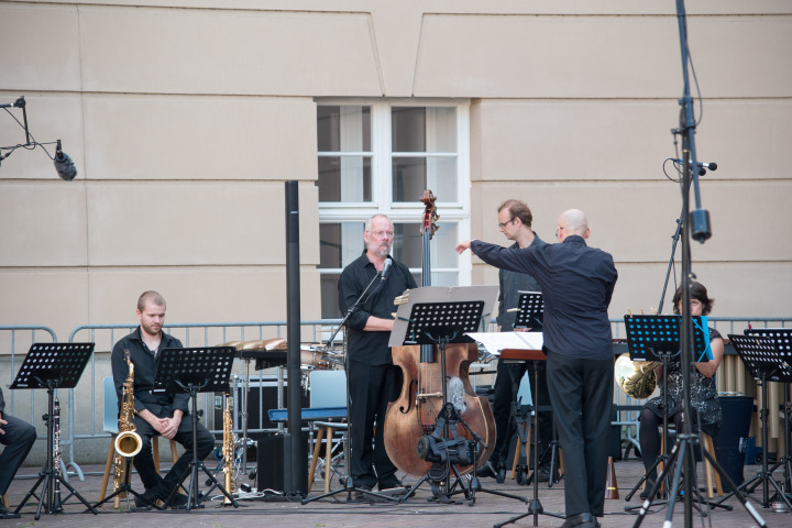 ensemble unitedberlin und Solist Matthias Bauer (2. v. l.) unter der Leitung von Christoph Breidler (2. v. r.)