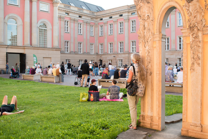 Impression aus dem Innenhof des Landtages während der Veranstaltung der Reihe „Kunst zur Zeit“