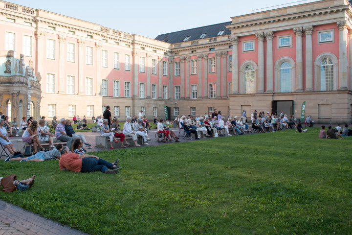 Impression aus dem Innenhof des Landtages während der Veranstaltung der Reihe „Kunst zur Zeit“