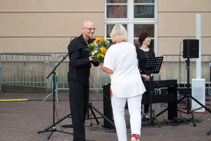 Landtagspräsidentin Prof. Dr. Ulrike Liedtke bedankt sich bei dem Leiter des ensembles unitedberlin Christoph Breidler