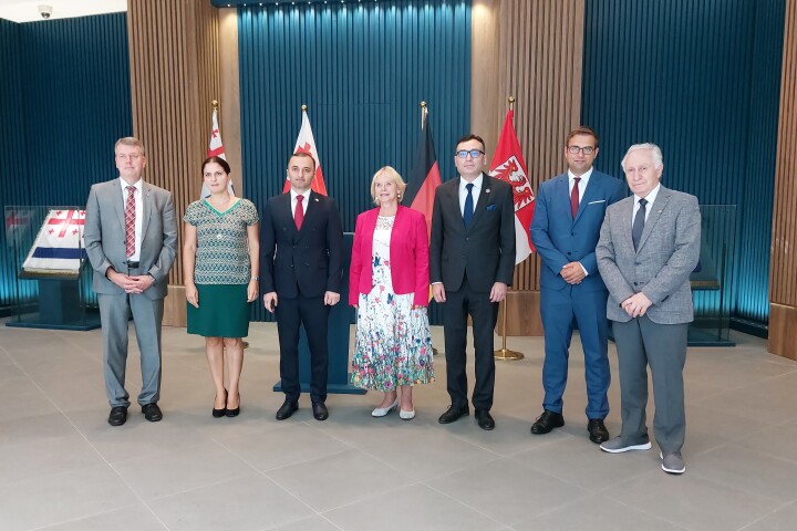 Gruppenfoto mit der Landtagspräsidentin Prof. Dr. Ulrike Liedkte (4. v. l.), dem Vorsitzenden des Obersten Rates der Autonomen Republik Adscharien Davit Gabaidze (2. v. l.) und dem stellvertretenden Vorsitzenden Tite Aroshidze (5. v. l.), den Abgeordneten Erik Stohn (6. v. l.) und Matthias Stefke (1. v. l.) und dem Vorsitzenden der Brandenburgisch Georgischen Gesellschaft e.V. Pawel Spetischwili  (1. v. r.)