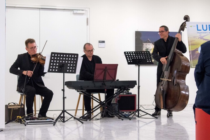 Musikalischer Auftakt mit dem Cymes Trio (Geige, Kontrabass, E-Piano), Lubuskie