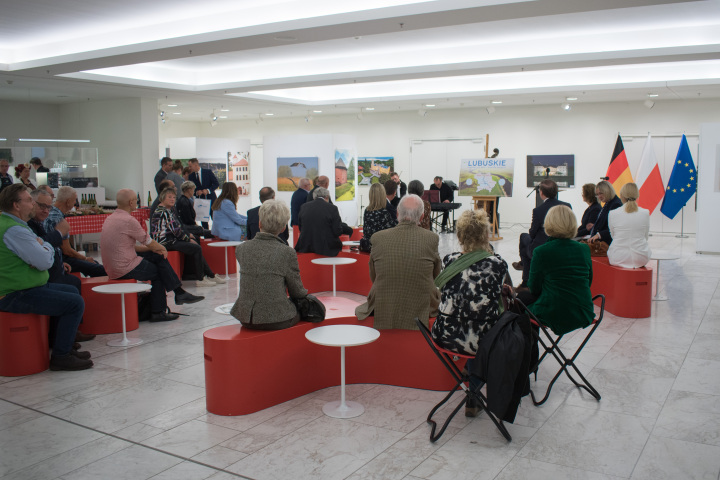 Blick in das Foyer des Landtages während der Ausstellungseröffnung