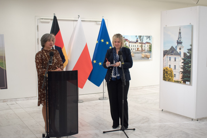 Landtagsvizepräsidentin Barbara Richstein lädt zur Ausstellungsbesichtigung ein