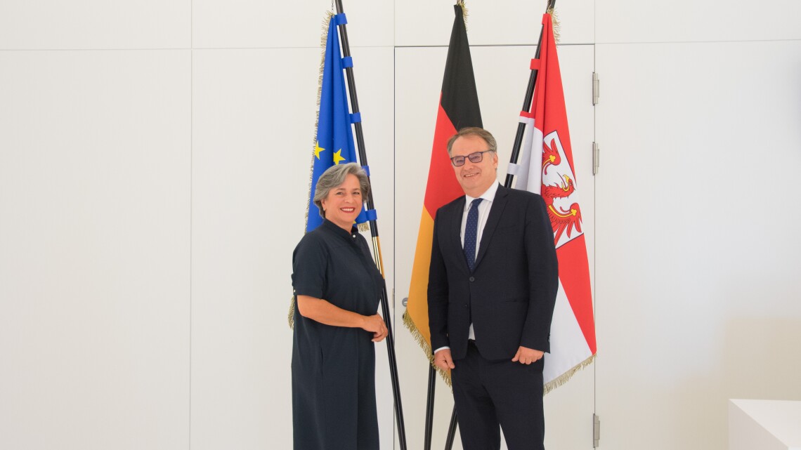 Vizepräsidentin Barbara Richstein hat den Botschafter der Tschechischen Republik, S. E. Tomáš Kafka, im Landtag begrüßt. 
