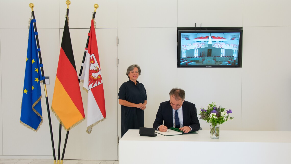 Eintrag ins Gästebuch des Landtages, Vizepräsidentin Barbara Richstein (l.) und der Botschafter der Tschechischen Republik S. E. Tomáš Kafka (r.)