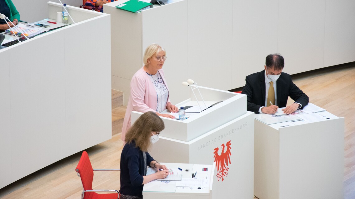 Landtagspräsidentin Prof. Dr. Ulrike Liedtke erinnerte an den verstorbenen letzten Präsidenten der Sowjetunion, Michail Gorbatschow.