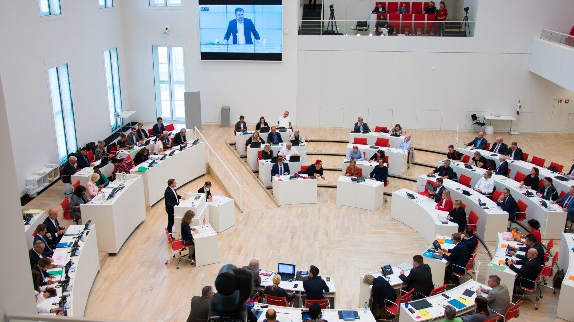 Blick in den Plenarsaal zu Beginn der Aktuellen Stunde auf Antrag der SPD-Fraktion