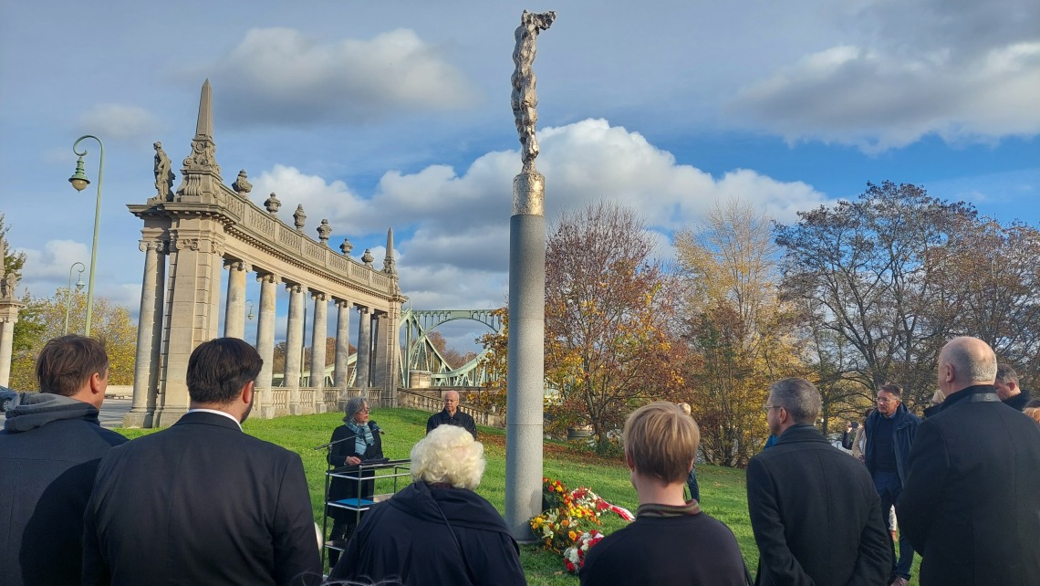 Vizepräsidentin Barbara Richstein hat in Vertretung der Landtagspräsidentin an der Glienicker Brücke an die Maueröffnung vor 33 Jahren erinnert.