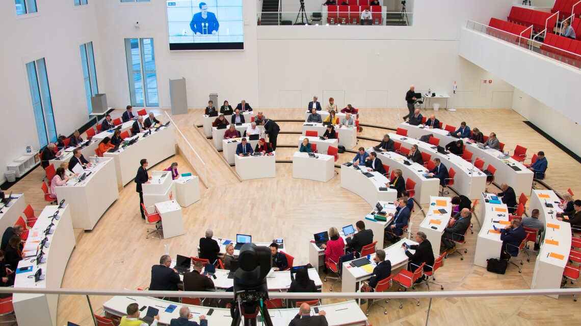 Blick in den Plenarsaal zu Beginn der Aktuellen Stunde auf Antrag der Fraktion BÜNDNIS 90/DIE GRÜNEN in der 76. Sitzung.