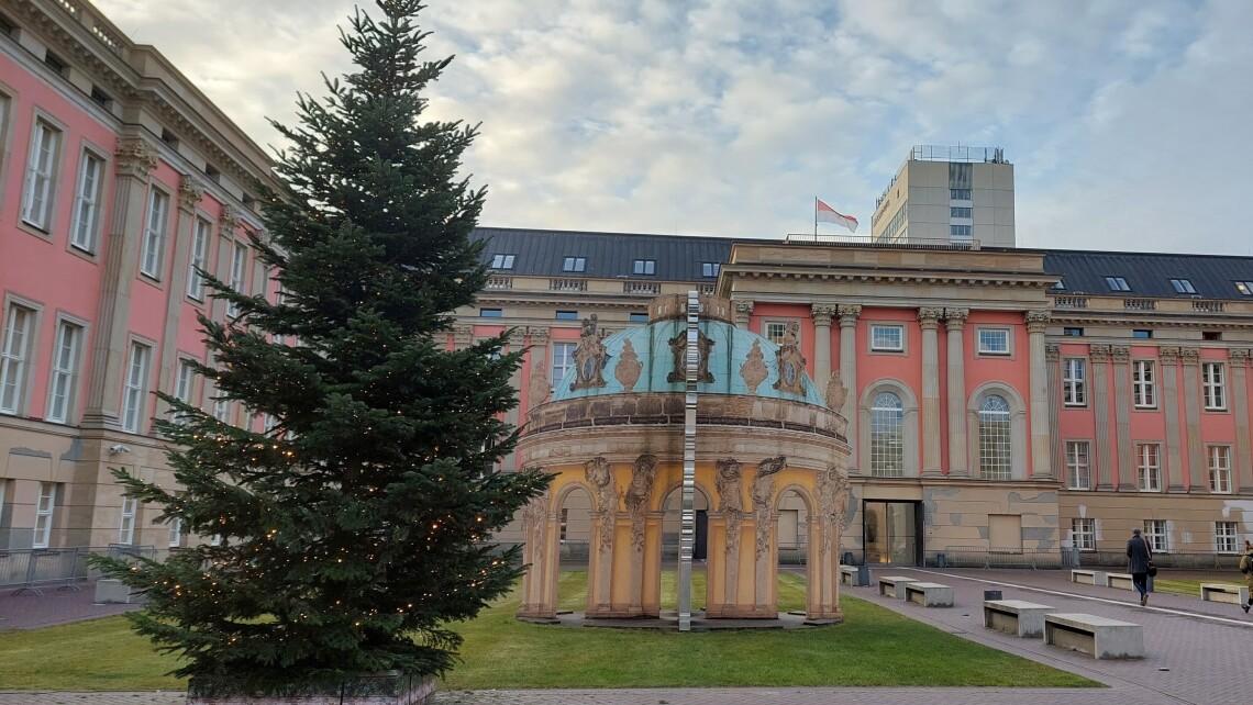 Weihnachtsbaum im Innenhof des Landtages Brandenburg