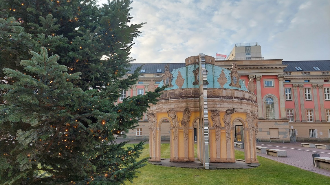 Weihnachtliche Impression aus dem Innenhof des Landtages