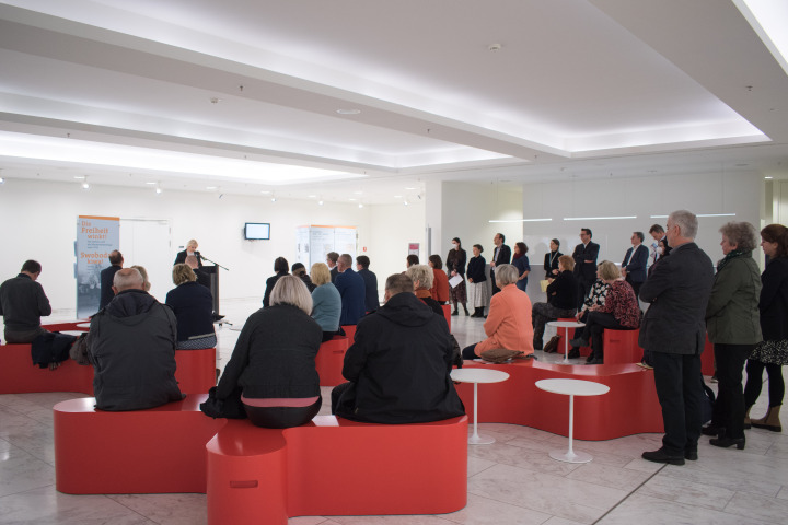 Blick in das Foyer des Landtages während der Ausstellungseröffnung