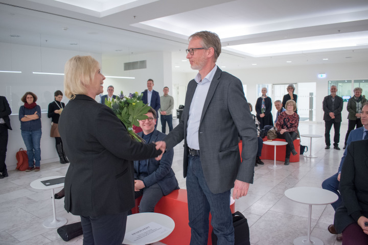 Landtagspräsidentin Prof. Dr. Ulrike Liedtke (l.) bedankt sich bei Prof. Dr. Hauke Bartels für das Grußwort