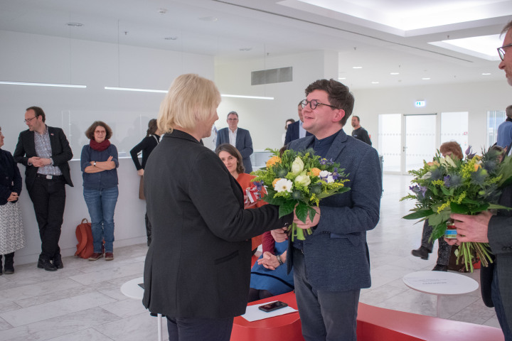 Landtagspräsidentin Prof. Dr. Ulrike Liedtke (l.) bedankt sich bei Dr. Friedrich Pollack für die Einführung in die Ausstellung