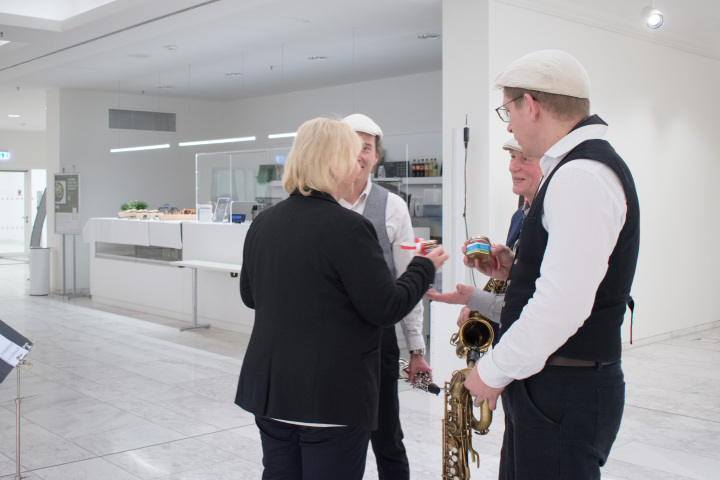 Landtagspräsidentin Prof. Dr. Ulrike Liedtke (l.) bedankt sich bei dem Trio Les Connaisseurs für die musikalische Begleitung der Ausstellungseröffnung