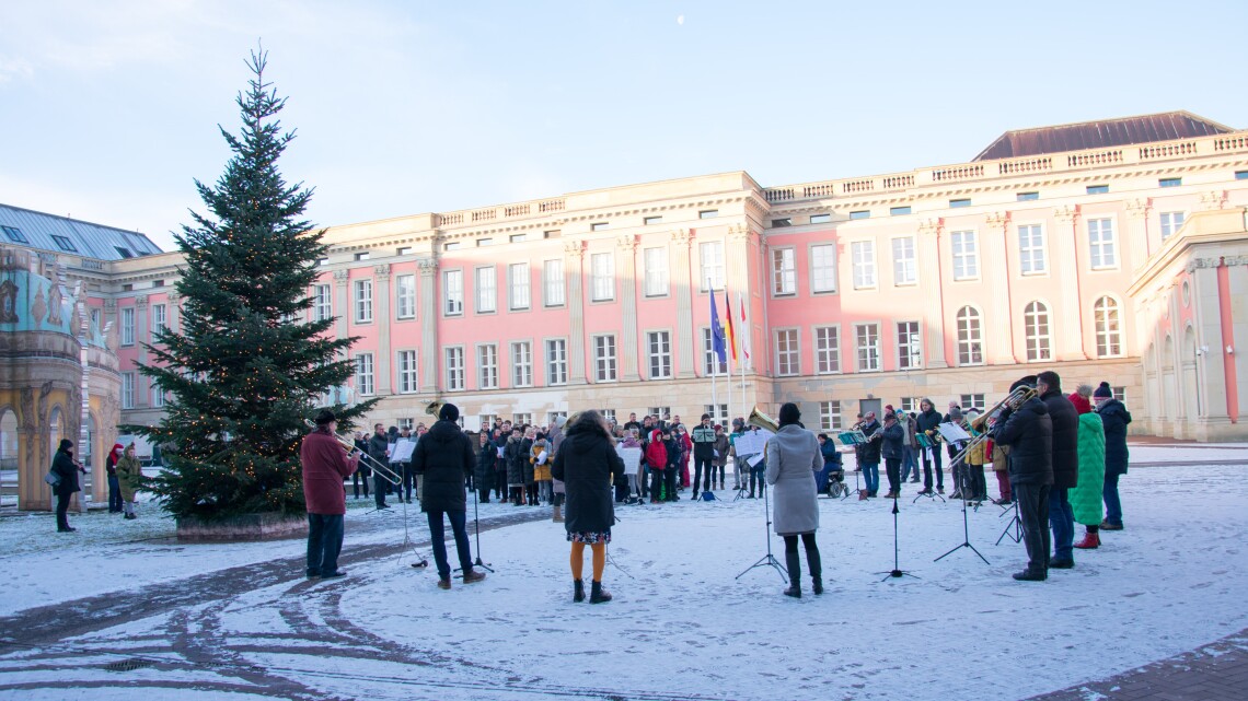 Adventssingen und Posaunenklänge im Innenhof des Landtages vor der 77. Sitzung des Landtages am 14.12.2022