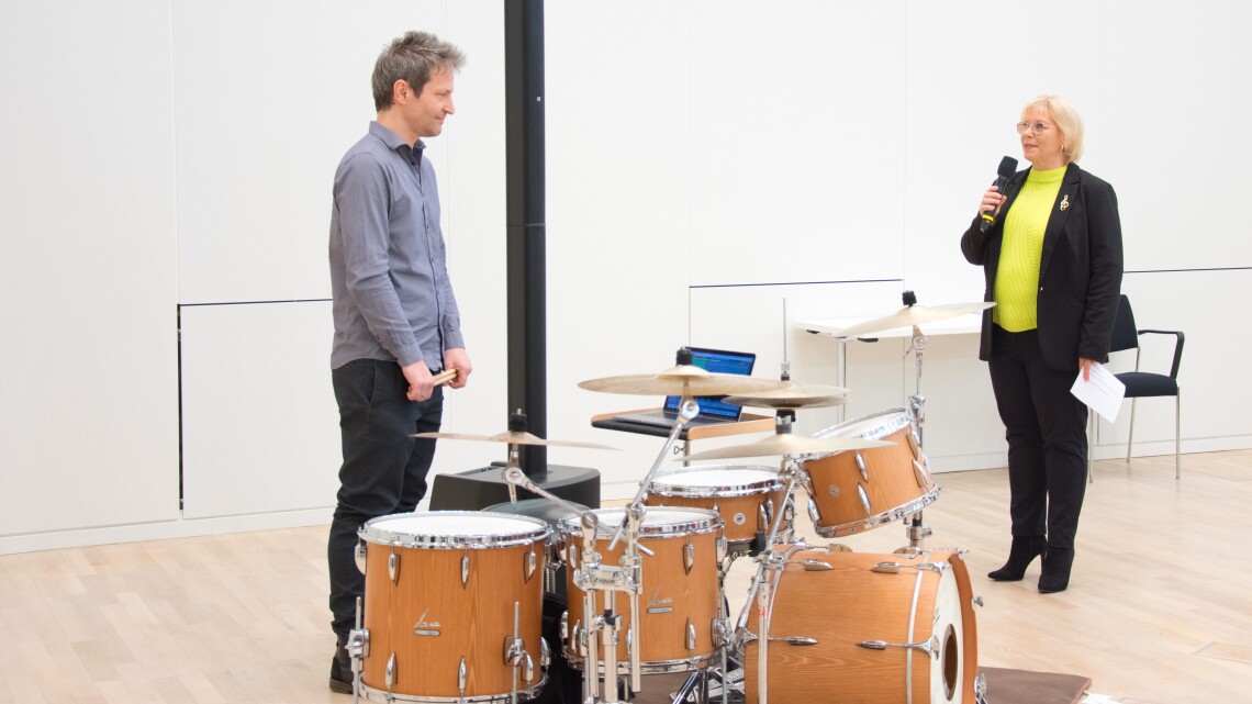 Drumset als „Instrument des Jahres“ im Landtag vorgestellt. Landtagspräsidentin Prof. Dr. Ulrike Liedtke (r.) bedankt sich bei Lars Weber (l.) dem Leiter des Percussion-Ensembles „Weberknechte“.