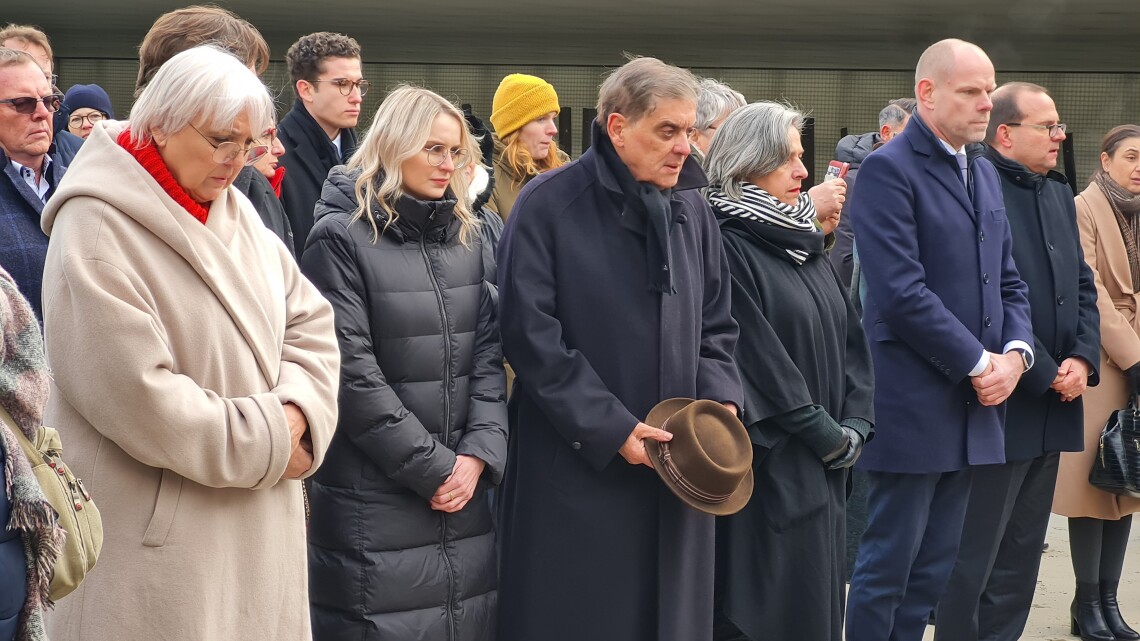 Gedenkveranstaltung in der Gedenkstätte Sachsenhausen (v. l. n. r.): Kulturstaatsministerin Claudia Roth, Natalie Pawlik, Beauftragte der Bundesregierung für Aussiedlerfragen und nationale Minderheiten, Romani Rose, Vorsitzender des Zentralrats Deutscher Sinti und Roma, Landtagsvizepräsidentin Barbara Richstein, Stiftungsdirektor Dr. Axel Drecoll, Kultur- und Wissenschaftsstaatssekretär Tobias Dünow.