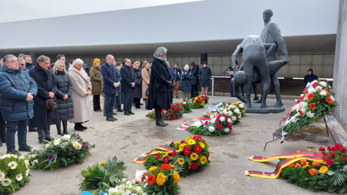 Landtagsvizepräsidentin Barbara Richstein legte für die Opfer des NS-Völkermordes an den Sinti und Roma einen Kranz nieder.