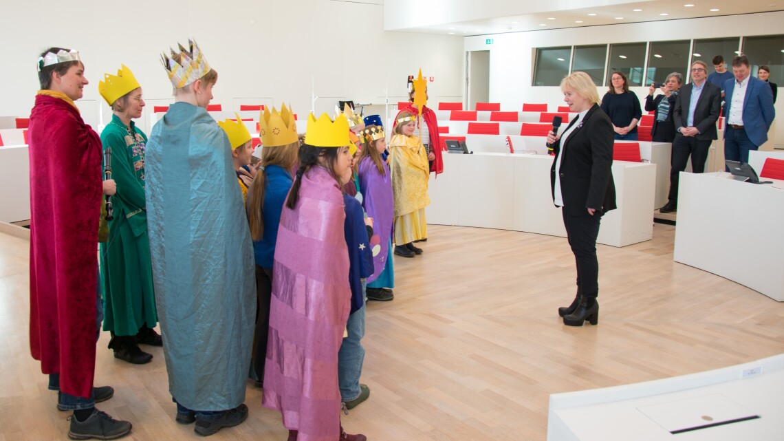 Landtagspräsidentin Prof. Dr. Ulrike Liedtke (m.) begrüßte die Sternsinger im Landtag.