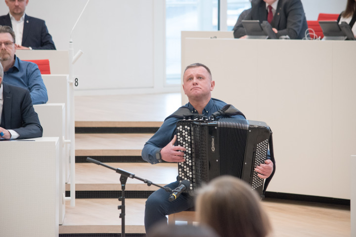 Musikalischer Auftakt durch Oleksandr Burdyug mit K. Jenkins-Palladio und ukrainischen Volksliedern