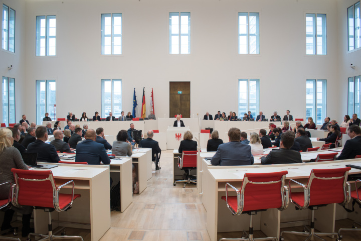 Blick in den Plenarsaal während der Rede der Landtagspräsidentin Prof. Dr. Ulrike Liedtke