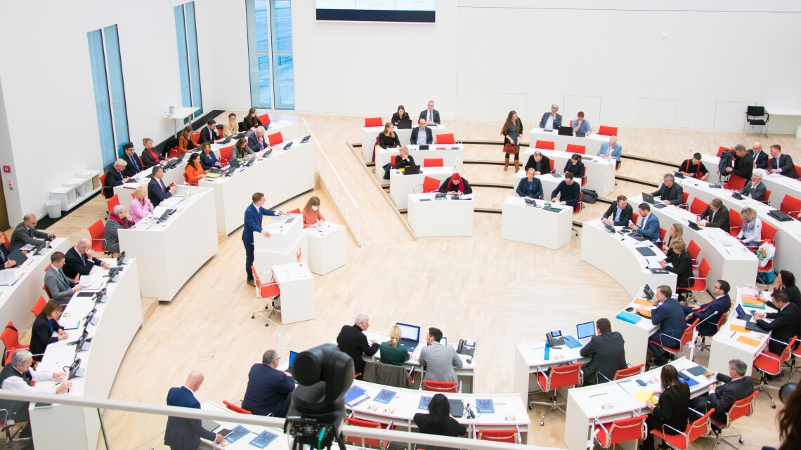 Blick in den Plenarsaal zu Beginn der Aktuellen Stunde auf Antrag der Fraktion DIE LINKE in der 79. Sitzung des Landtages.