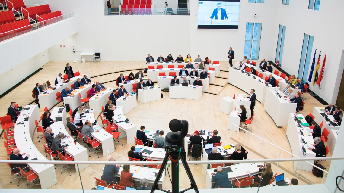 Blick in den Plenarsaal zu Beginn der Aktuellen Stunde auf Antrag der SPD-Fraktion in der 80. Sitzung des Landtages.