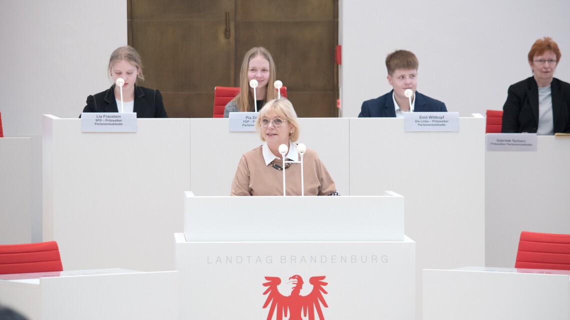 Landtagspräsidentin Prof. Dr. Ulrike Liedtke begrüßt die Schülerinnen und Schüler im Landtag Brandenburg.