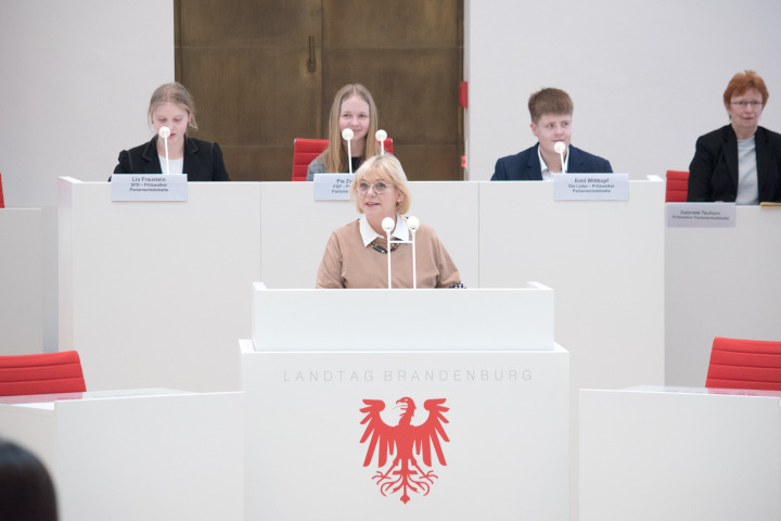 Landtagspräsidentin Prof. Dr. Ulrike Liedtke begrüßt die Schülerinnen und Schüler im Landtag Brandenburg.