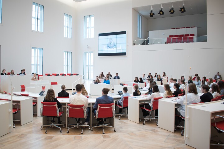 Blick in den Plenarsaal während der Begrüßung der Landtagspräsidentin Prof. Dr. Ulrike Liedtke