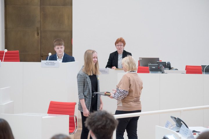 Das Präsidiumsmitglied des Schülerparlaments Pia Zellmer (l.) bedankt sich bei Landtagspräsidentin Prof. Dr. Ulrike Liedtke (r.)