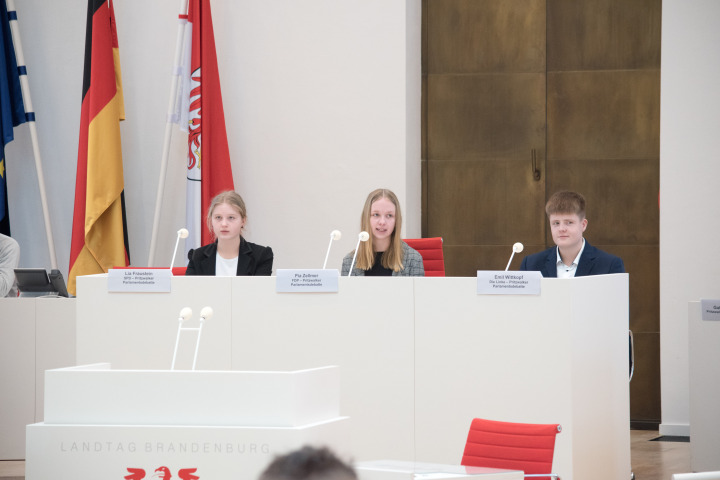 Blick in das Präsidium des Schülerparlaments während der Pritzwalker Parlamentsdebatte