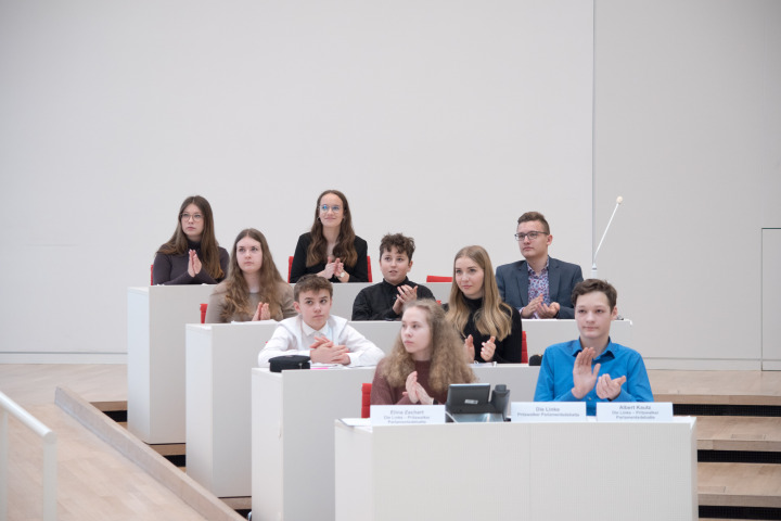 Blick in die einzelnen Fraktionen des Schülerparlaments während der Pritzwalker Parlamentsdebatte