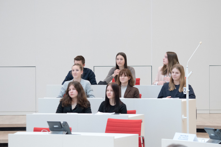 Blick in die einzelnen Fraktionen des Schülerparlaments während der Pritzwalker Parlamentsdebatte