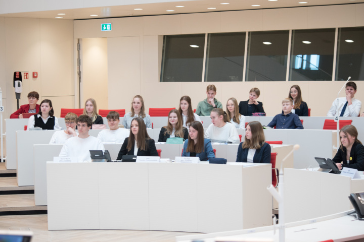 Blick in die einzelnen Fraktionen des Schülerparlaments während der Pritzwalker Parlamentsdebatte