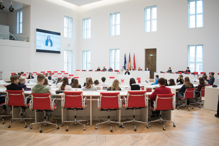 Blick in den Plenarsaal während des Grußwortes der Ministerin der Finanzen und für Europaangelegenheiten Katrin Lange