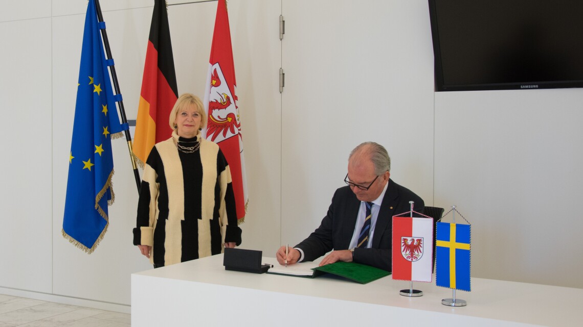 Eintrag ins Gästebuch des Landtages, Landtagspräsidentin Prof. Dr. Ulrike Liedtke (l.) und S. E. Botschafter des Königreichs Schweden Per Thöresson (r.)