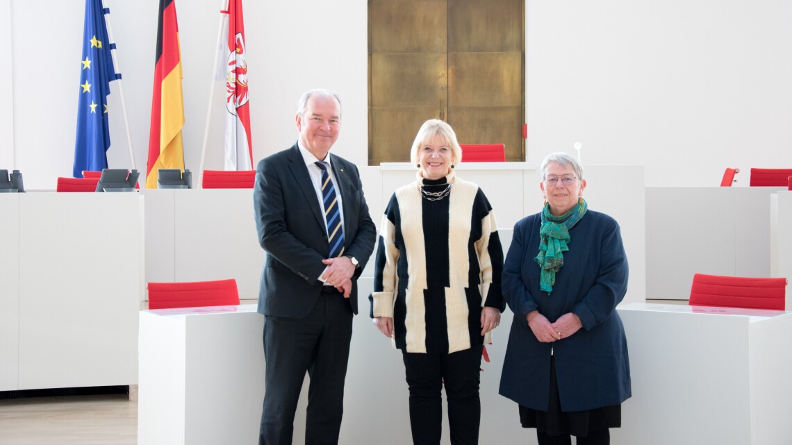 Landtagspräsidentin Prof. Dr. Ulrike Liedtke (m.) und die Vorsitzende des Europa-Ausschusses Bettina Fortunato (r.) empfingen S. E. den Botschafter des Königreichs Schweden Per Thöresson (l.) im Landtag.