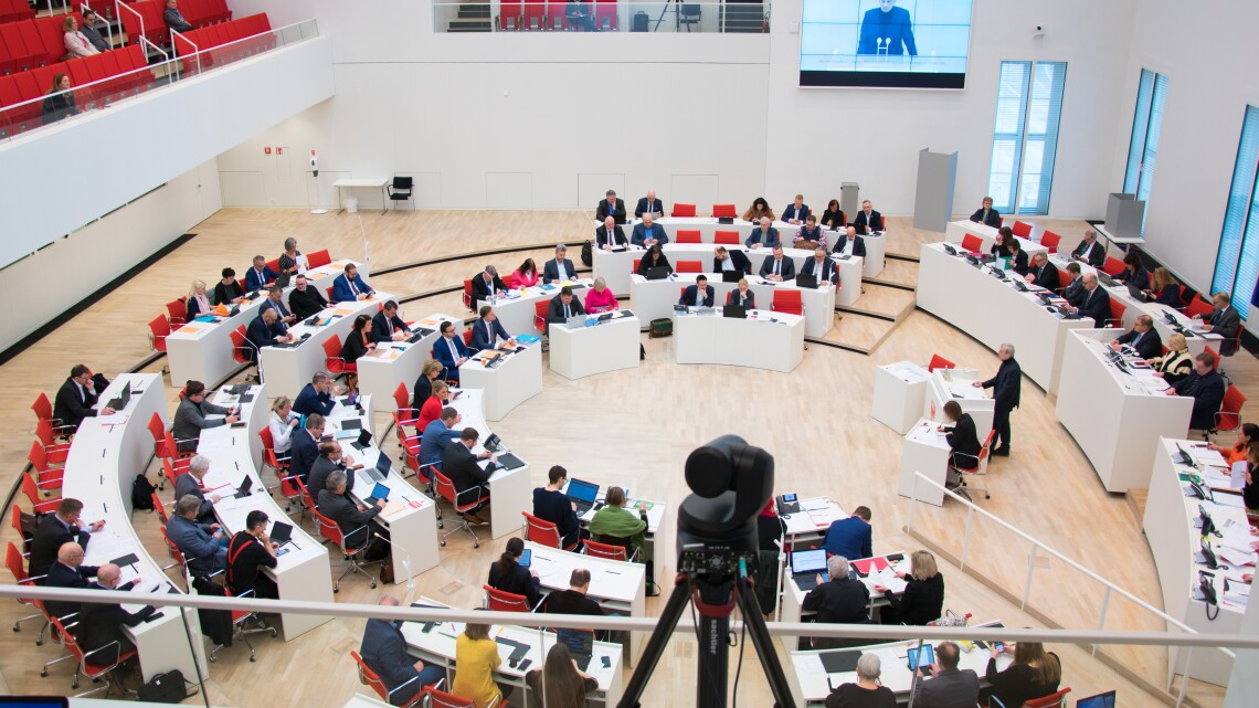 Blick in den Plenarsaal während der Aktuellen Stunde auf Antrag der AfD-Fraktion am 22.02.2023.