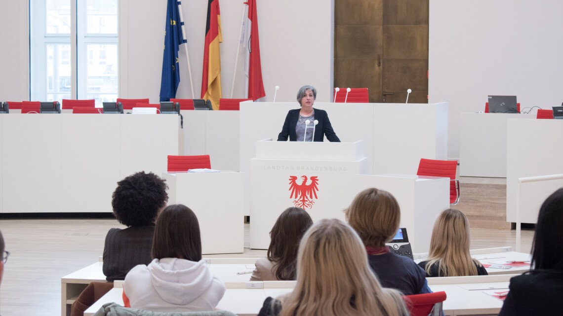 Landtagsvizepräsidentin Barbara Richstein begrüßt die Schülerinnen und Schüler am Zukunftstag 2023 im Landtag.