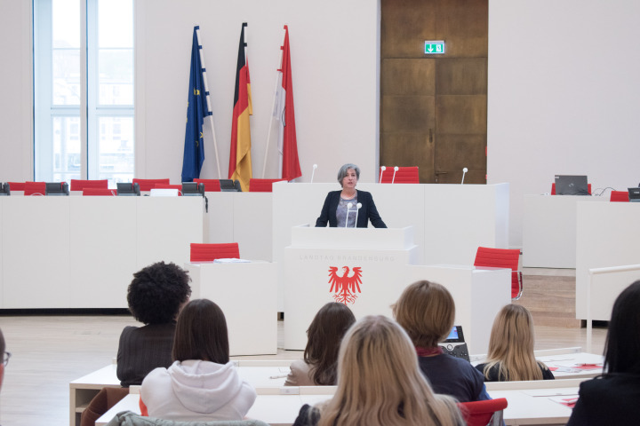 Landtagsvizepräsidentin Barbara Richstein begrüßt die Schülerinnen und Schüler am Zukunftstag 2023 im Landtag.