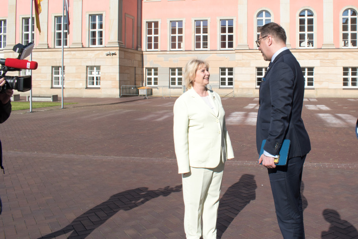 Landtagspräsidentin Prof. Dr. Ulrike Liedtke (l.) begrüßt den Botschafter der Ukraine S. E. Oleksii Makeiev (r.) im Innenhof des Landtages.