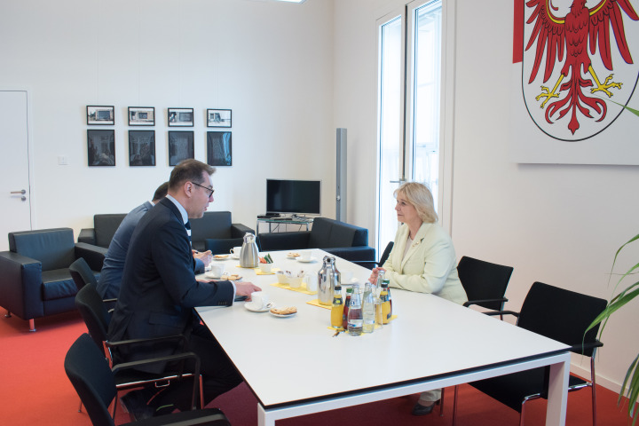 Impression des Gespräches im Büro der Landtagspräsidentin