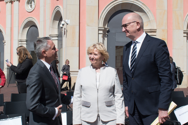 V. l. n. r.: Der Botschafter der Republik Polen S.E. Dariusz Pawłoś, die Landtagspräsidentin Prof. Dr. Ulrike Liedtke und der Minsterpräsident Dr. Dietmar Woidke im Gespräch.