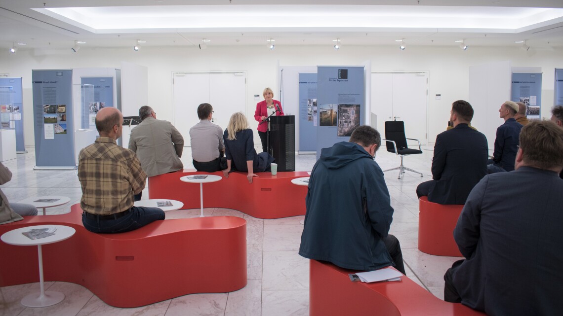 Blick ins Foyer während der Begrüßung der Landtagspräsidentin Prof. Dr. Ulrike Liedtke zur Ausstellungseröffnung