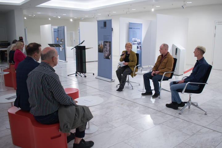 Im Gespräch zur Ausstellung die Landesbeauftragte zur Aufarbeitung der Folgen der kommunistischen Diktatur Dr. Maria Nooke (l.), der Vorsitzende des Vereins Militärgefängnis Schwedt e. V. Detlef Fahle (r.) und Arno Polzin (m.), Mitarbeiter des Stasi-Unterlagen-Archivs und Autor der Studie „Mythos Schwedt“.