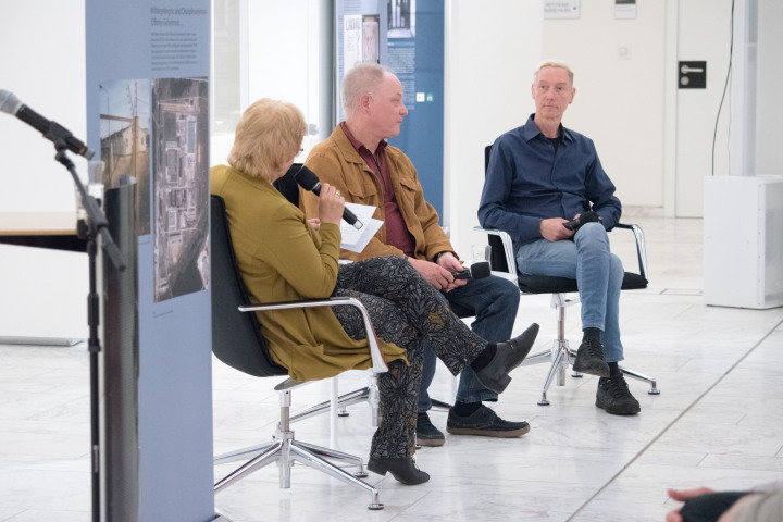 Im Gespräch zur Ausstellung die Landesbeauftragte zur Aufarbeitung der Folgen der kommunistischen Diktatur Dr. Maria Nooke (l.), der Vorsitzende des Vereins Militärgefängnis Schwedt e. V. Detlef Fahle (r.) und Arno Polzin (m.), Mitarbeiter des Stasi-Unterlagen-Archivs und Autor der Studie „Mythos Schwedt“.