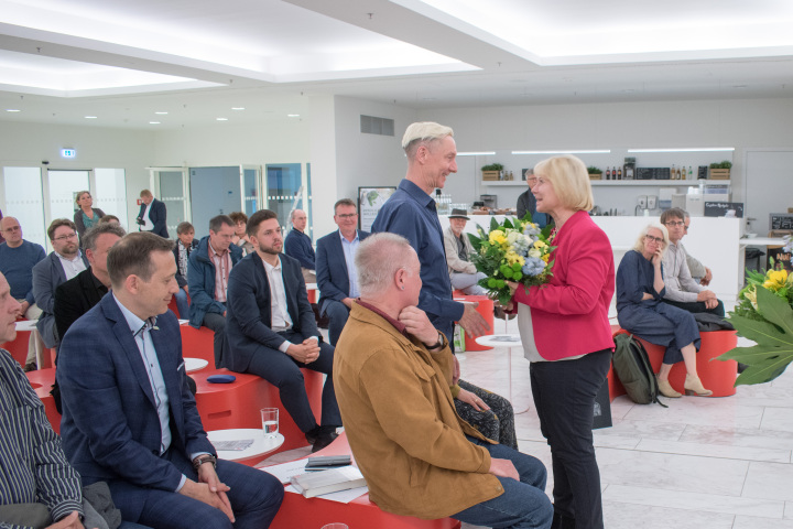 Landtagspräsidentin Prof. Dr. Ulrike Liedtke (r.) bedankt sich bei dem Vorsitzenden des Vereins Militärgefängnis Schwedt e. V. Detlef Fahle (l.)